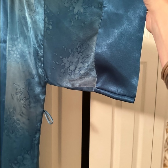 Victoria's Secret Blue Floral Robe - Picture 4 of 10